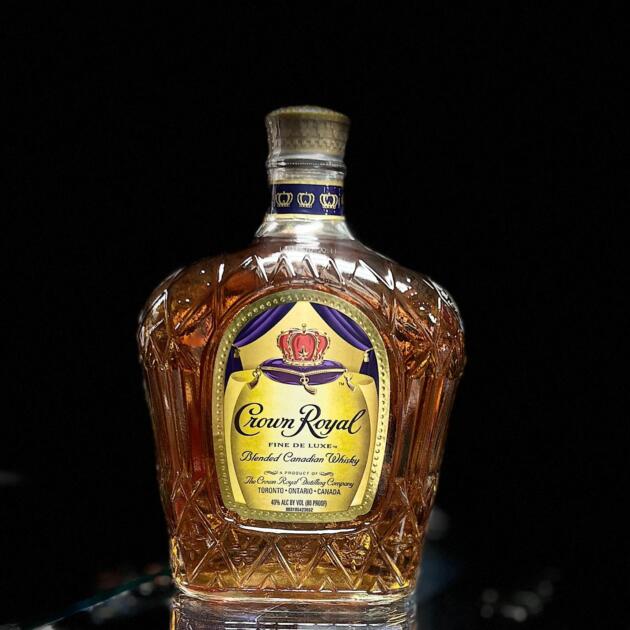 Crown Royal FIne De Luxe Blended Canadian Whiskey